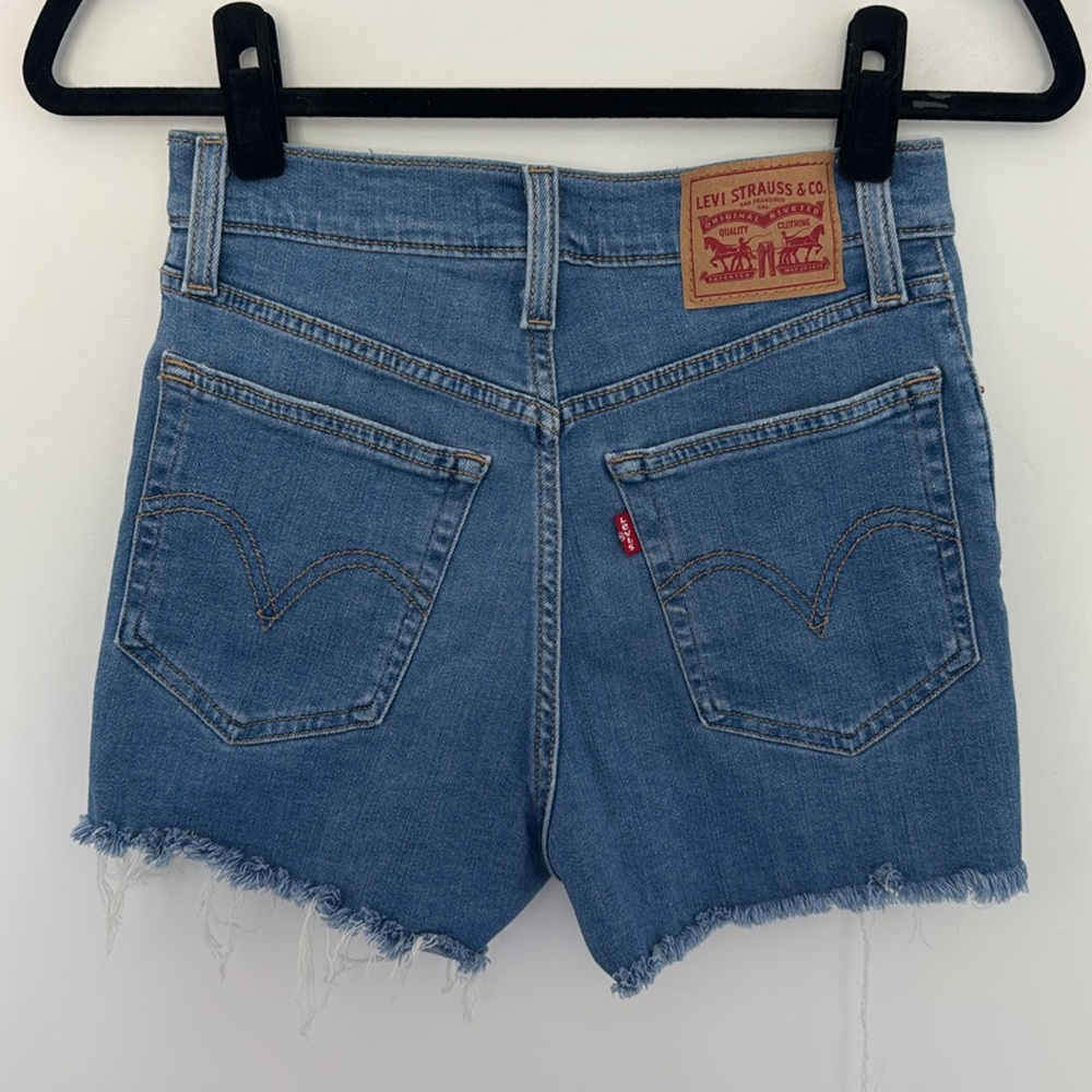 Levi's Women's High Rise Shorts - Size 26 - Picture 3 of 5